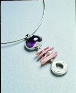 5 張修然〈威尼斯嘉年華〉紫水晶、淡水珠、鑽石、白K 